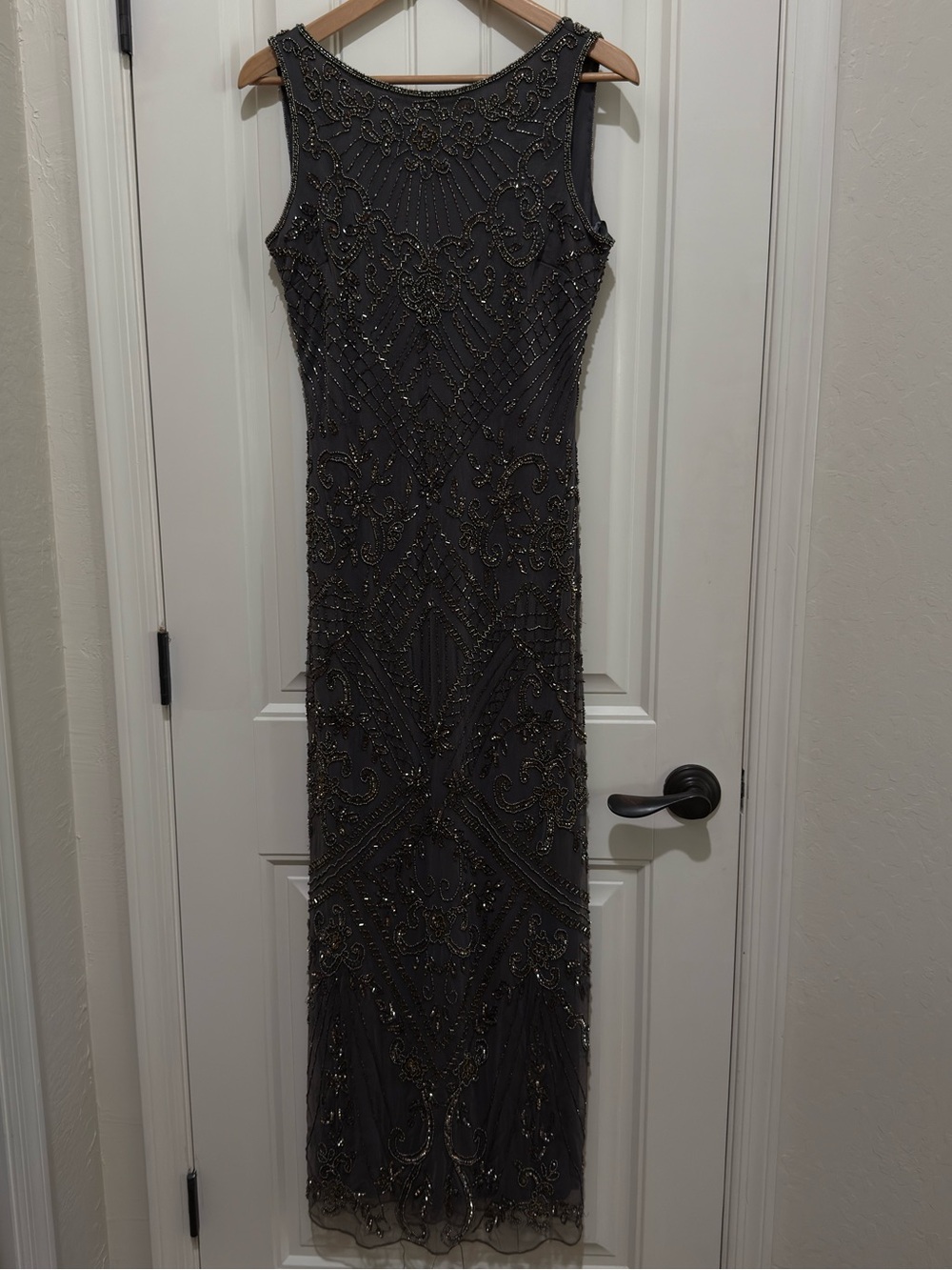 Stunning Signature Pisarro Nights Sleeveless Beaded Mesh Gown. EUC. Size 14P.